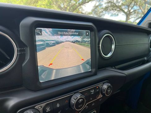 Used 2020 Jeep Gladiator Overland AWD/4WD image 20
