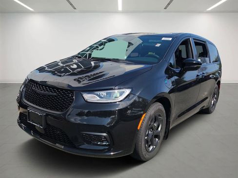 New 2023 Chrysler Pacifica Limited w/ Uconnect Theater Family Group image 1