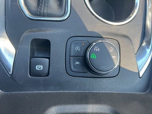 Used 2023 Chevrolet Traverse Premier image 35