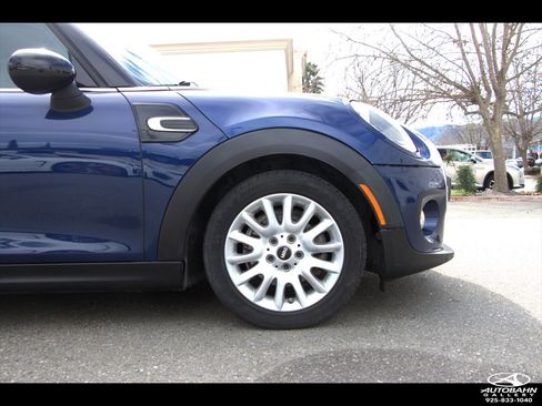 Used 2015 MINI Cooper 4-Door Hardtop w/ Premium Package FWD image 10