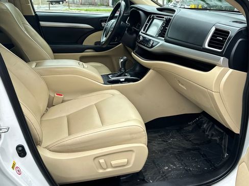 Used 2019 Toyota Highlander XLE FWD image 11