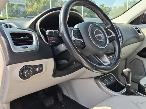 Used 2019 Jeep Compass Latitude FWD image 9