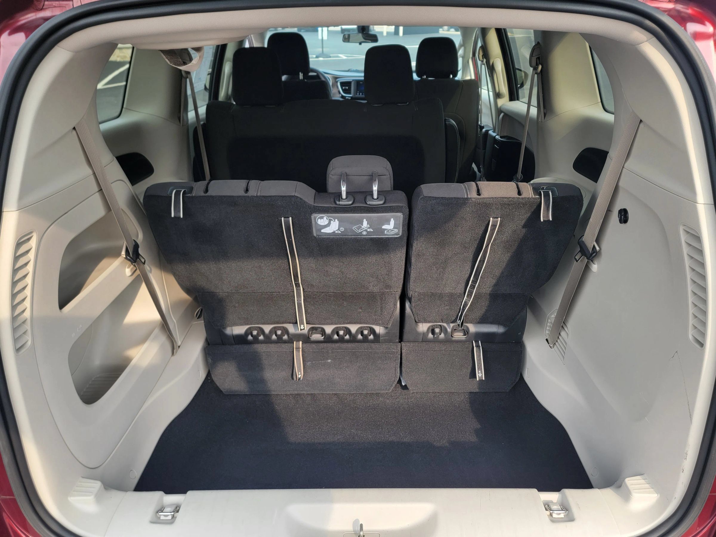 Used 2020 Chrysler Voyager L FWD image 14