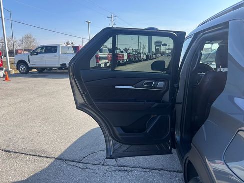Certified 2025 Ford Explorer Platinum w/ LUX Leather Package image 16