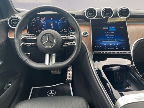 Used 2025 Mercedes-Benz GLC 350e 4MATIC image 10