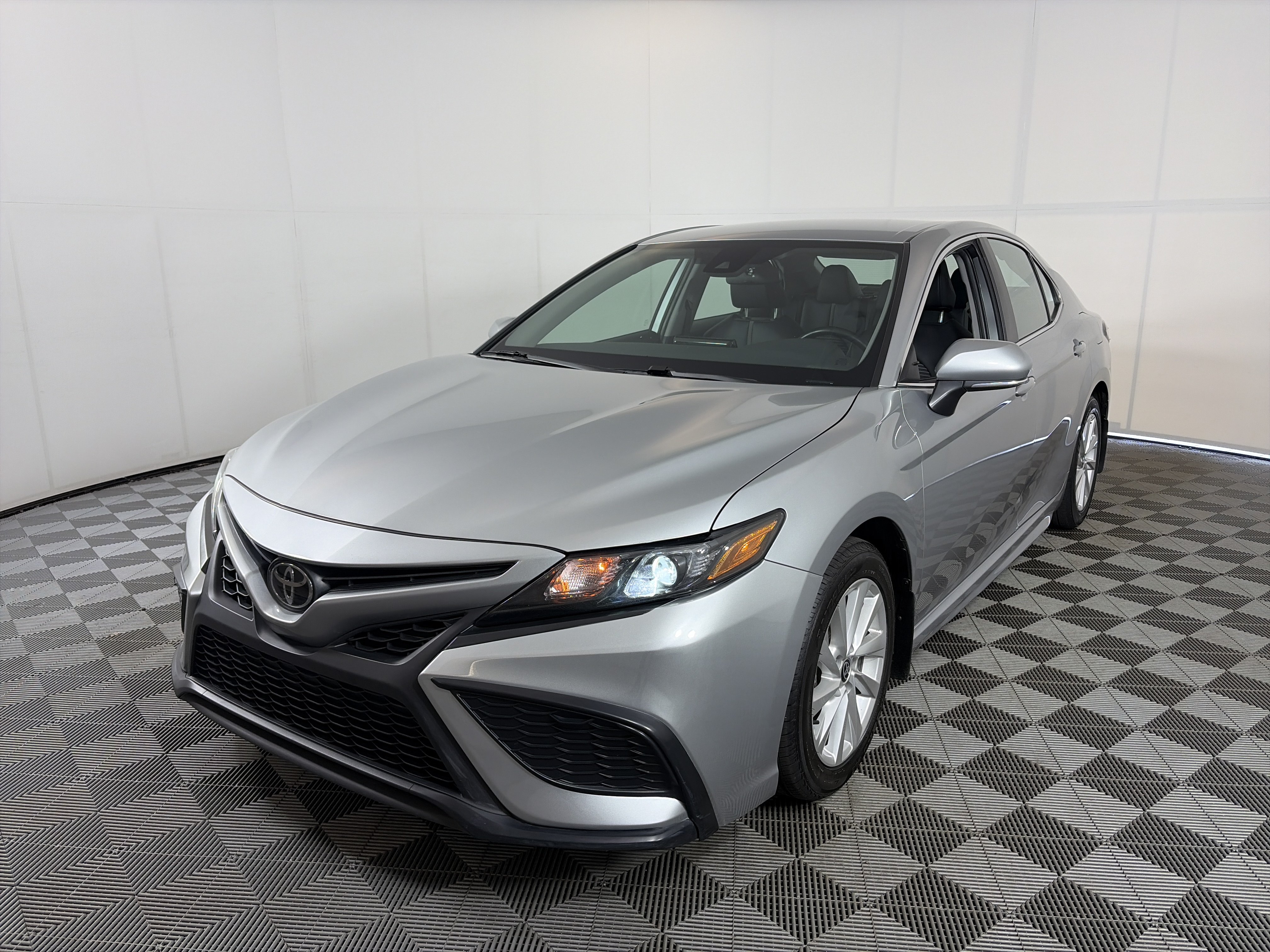 Used 2024 Toyota Camry SE FWD image 2