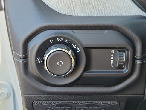 Used 2025 Jeep Wrangler Unlimited Sahara AWD/4WD image 12