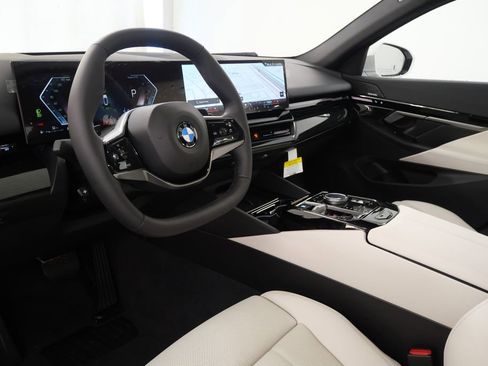 Used 2025 BMW 530i image 14