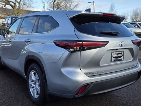 Used 2024 Toyota Highlander LE image 8