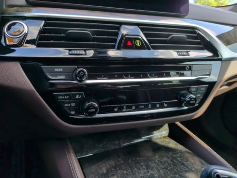 Used 2023 BMW M550i xDrive w/ Executive Package AWD/4WD image 19