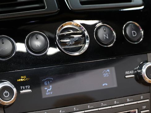 Used 2012 Aston Martin V8 Vantage V8 Convertible 2D image 38