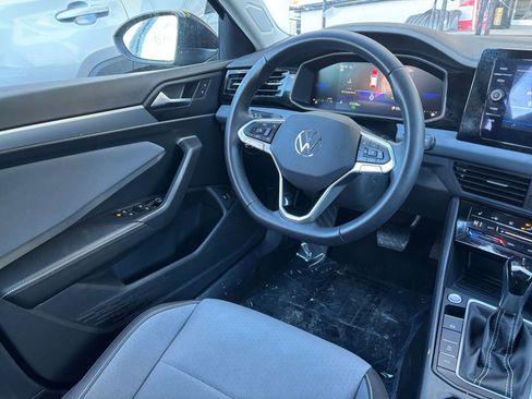 Used 2025 Volkswagen Jetta SE image 31