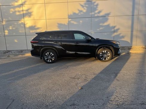 Certified 2021 Toyota Highlander XLE image 40