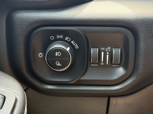 Used 2025 RAM 2500 Laramie AWD/4WD image 26
