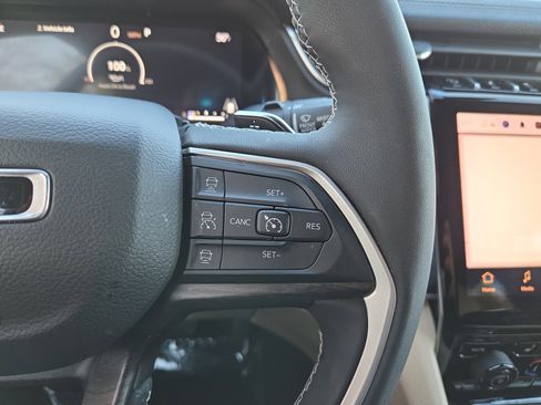 Certified 2023 Jeep Grand Cherokee Limited image 17