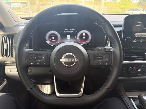 Used 2025 Nissan Pathfinder Platinum FWD image 7