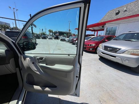 Used 2005 Chrysler Town & Country LX w/ Popular Equipment Group II FWD image 18