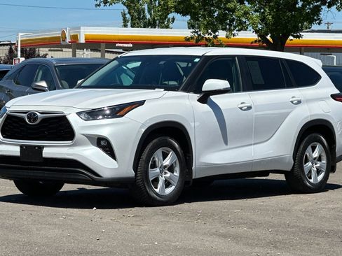 Used 2023 Toyota Highlander LE AWD/4WD image 8