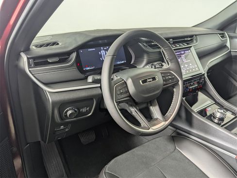 New 2025 Jeep Grand Cherokee Altitude image 11