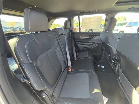 New 2025 Jeep Grand Cherokee Laredo image 29