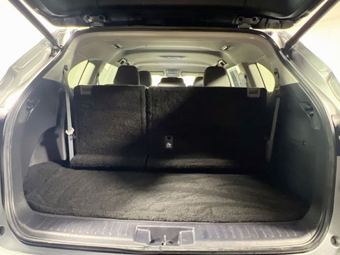 Used 2021 Toyota Highlander LE FWD image 33