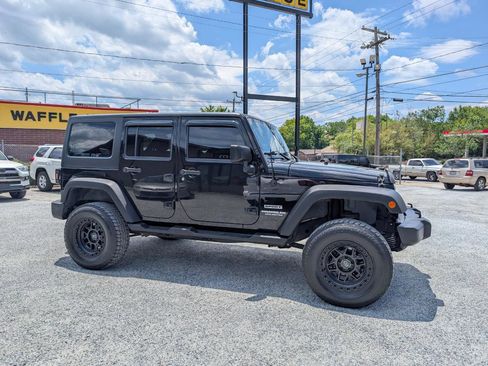 Used 2015 Jeep Wrangler Unlimited Sport w/ Quick Order Package 24S AWD/4WD image 3