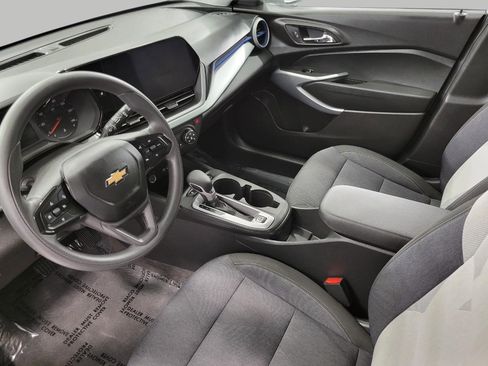 Used 2024 Chevrolet Trax LS w/ LS Convenience Package FWD image 9