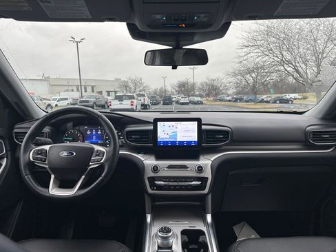 Used 2022 Ford Explorer XLT w/ Equipment Group 202A image 5