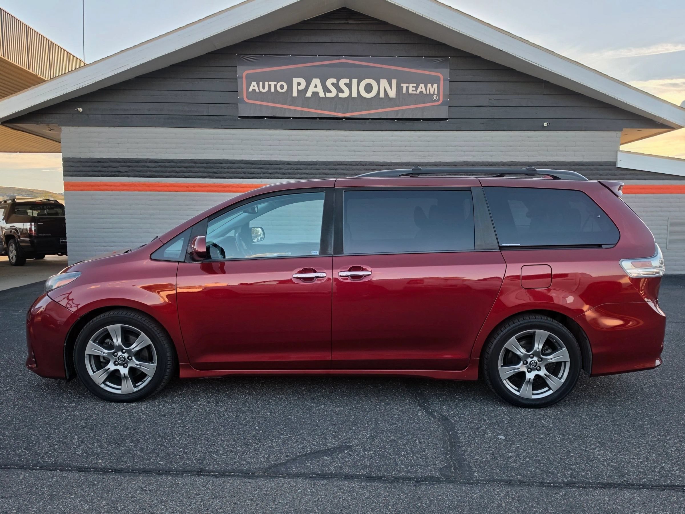 Used 2018 Toyota Sienna SE FWD image 2