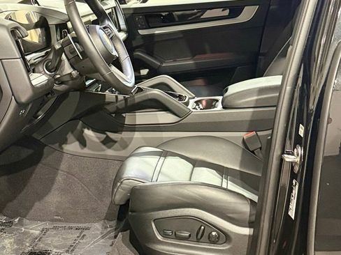 Used 2025 Porsche Cayenne Coupe image 42