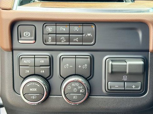Used 2026 Chevrolet Suburban High Country AWD/4WD image 38