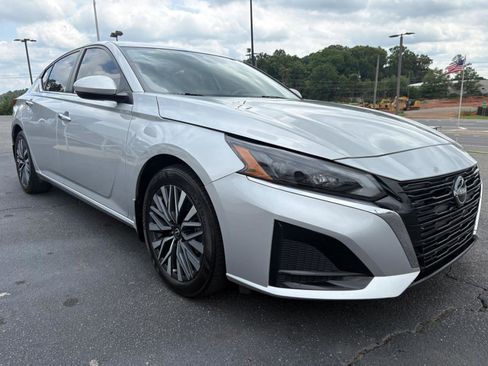 Used 2024 Nissan Altima 2.5 SV w/ SV Premium Package FWD image 3