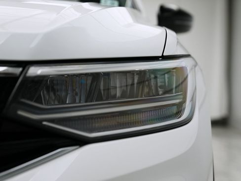 Used 2024 Volkswagen Tiguan SE R-Line image 17