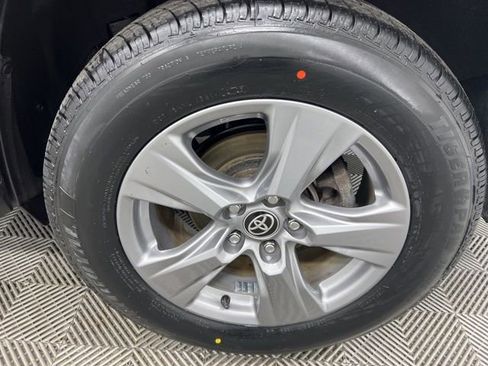 Used 2022 Toyota RAV4 XLE w/ Convenience Package image 10