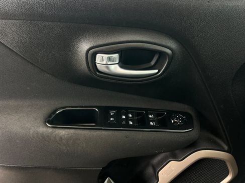 Used 2017 Jeep Renegade Latitude w/ Popular Equipment Group AWD/4WD image 13