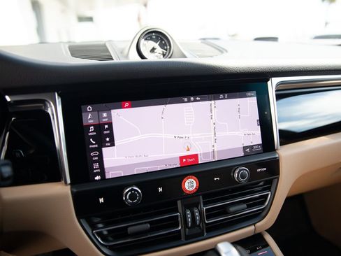 Certified 2025 Porsche Macan image 15