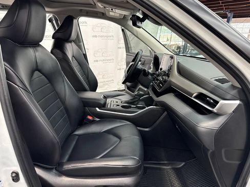 Used 2022 Toyota Highlander XLE AWD/4WD image 33