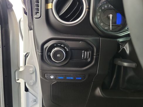 Used 2025 Jeep Wrangler Unlimited Sahara w/ Safety Group AWD/4WD image 13