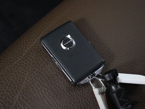 Certified 2024 Volvo XC90 T8 Plus image 33