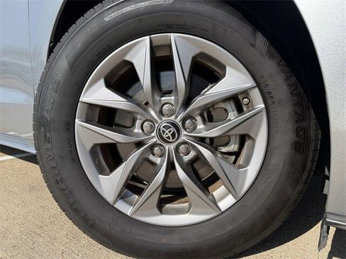 Used 2024 Toyota Sienna LE image 10