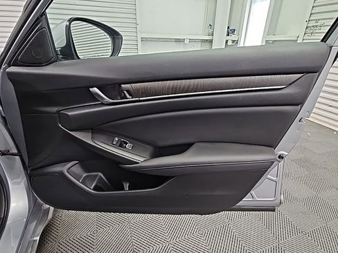 Used 2020 Honda Accord EX image 40