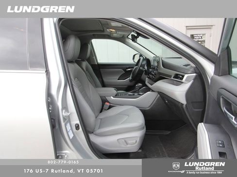 Used 2022 Toyota Highlander XLE image 9