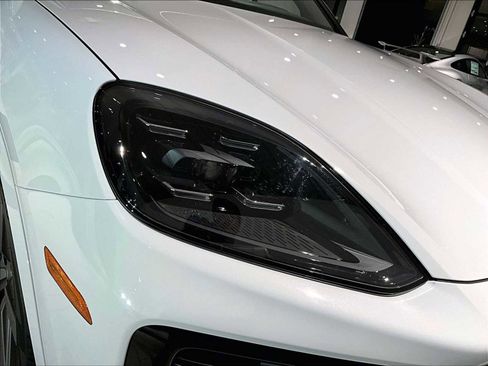 Used 2025 Porsche Cayenne image 15