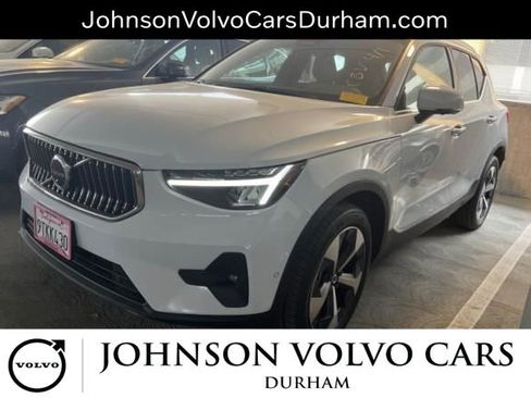 Used 2025 Volvo XC40 B5 Plus AWD/4WD image 1
