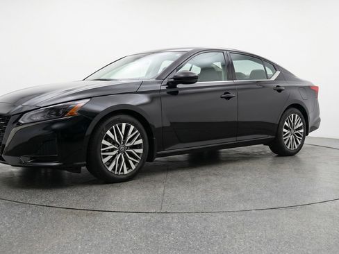 Used 2025 Nissan Altima 2.5 SV FWD image 3