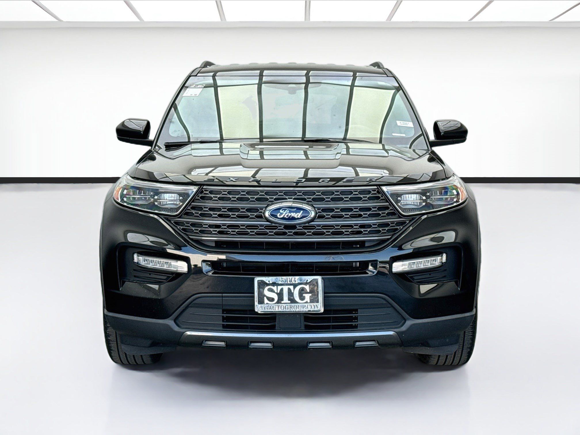 Used 2022 Ford Explorer XLT w/ Equipment Group 202A RWD image 2