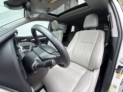 Used 2019 Toyota Highlander XLE AWD/4WD image 25