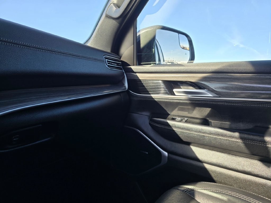 Used 2024 Jeep Wagoneer L Series II w/ Flexible Seating Group AWD/4WD image 27