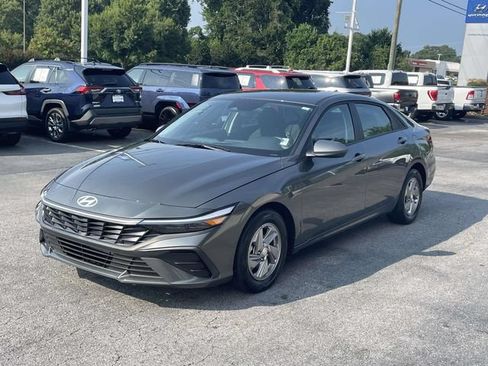 Certified 2025 Hyundai Elantra SE w/ Cargo Package FWD image 3
