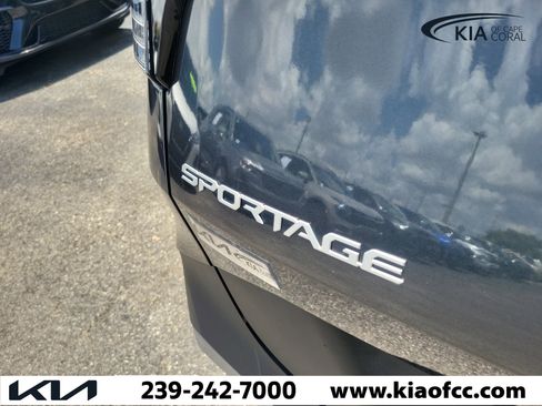 Certified 2023 Kia Sorento LX FWD image 11